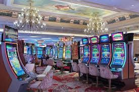 Dealer Speed Roulette oxibet88 di studio multi-kamera dengan roda roulette klasik